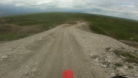 Dirtbike-POV-Offroad-Abfahrt,-Kurviger-Abschnitt-Mit-Staubiger-Linse