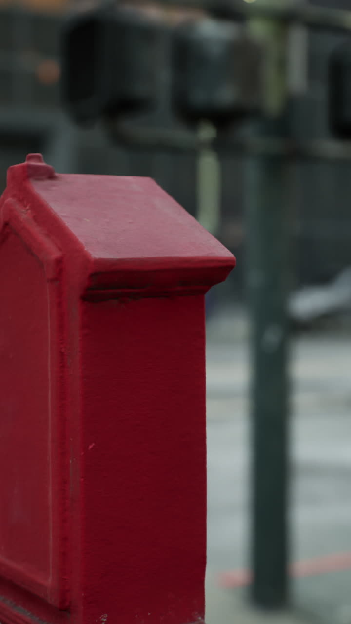 도시 거리에서 빨간 포스트