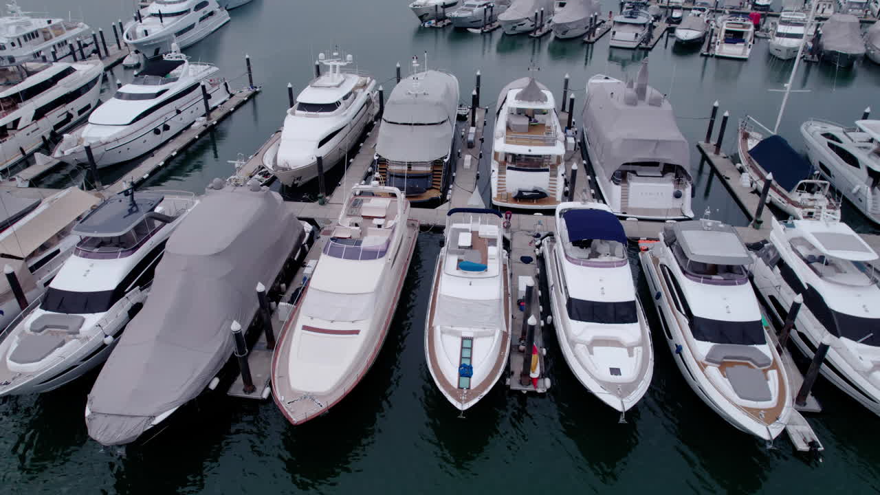 Vista aerea di yacht di lusso e barche a vela in un porto turistico