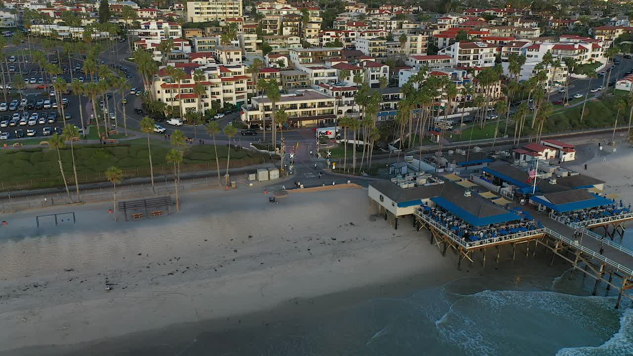 Luftfoto i langsom bevægelse af molens bund i San Clemente, Californien