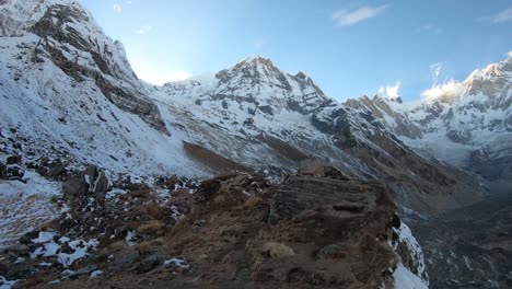 位於 annapurna 山脈中間的全景景觀