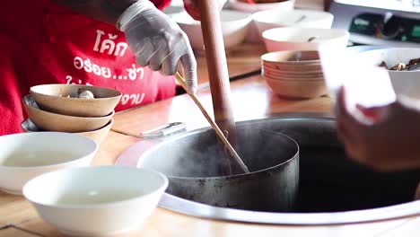 preparando comida en cuencos sobre vapor en una cocina