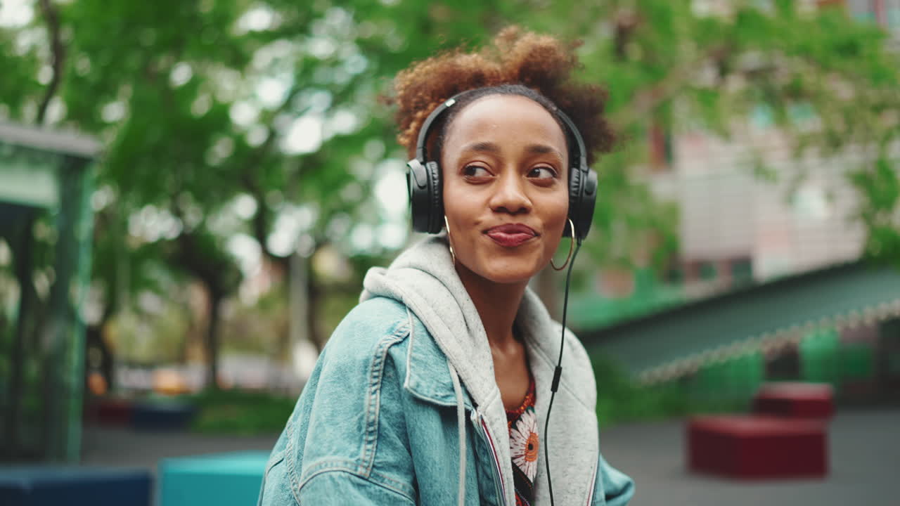 Donna che ascolta la musica all'aperto