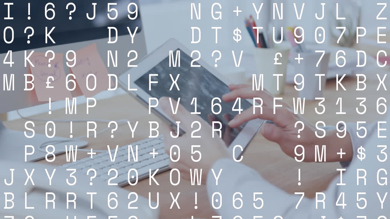 animación del procesamiento de datos sobre una mujer de negocios caucásica que usa una tableta en la oficina