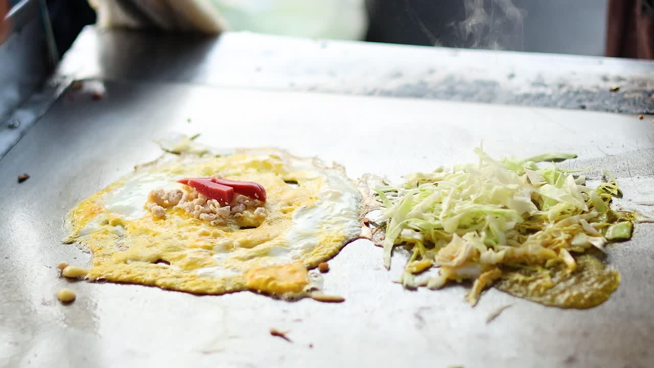 cocinar panqueques tailandeses con verduras y carne