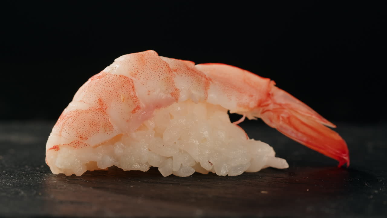 plato de sashimi, restaurante japonés, atún fresco y rebanadas de salmón en un café moderno, comida tradicional, plato de pescado rojo crudo, omega 3.