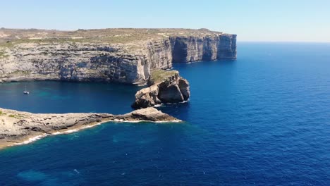 acantilados en gozo, hermosa isla en malta, tiro panorámico aéreo dron vuela hacia adelante en el día caluroso de verano