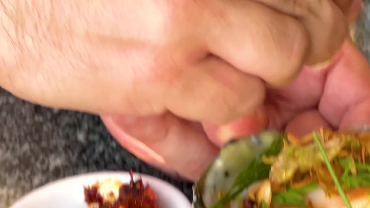 허브와 향신료로 오스트리를 준비하는 손