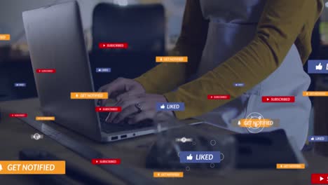 animación del procesamiento de datos sobre una mujer caucásica usando una computadora portátil