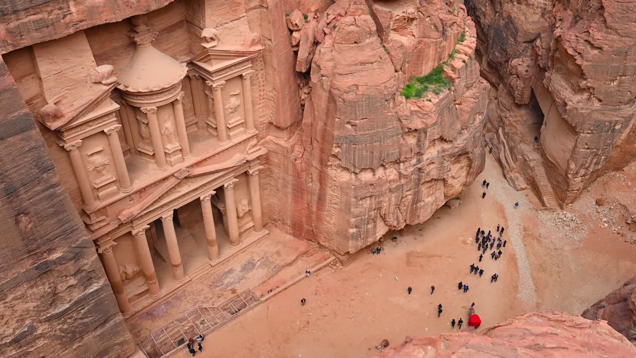 Vista dall'alto, vista mozzafiato di Al-Khazneh (Il Tesoro), uno dei templi più elaborati di Petra, città del Regno Nabateo, Giordania