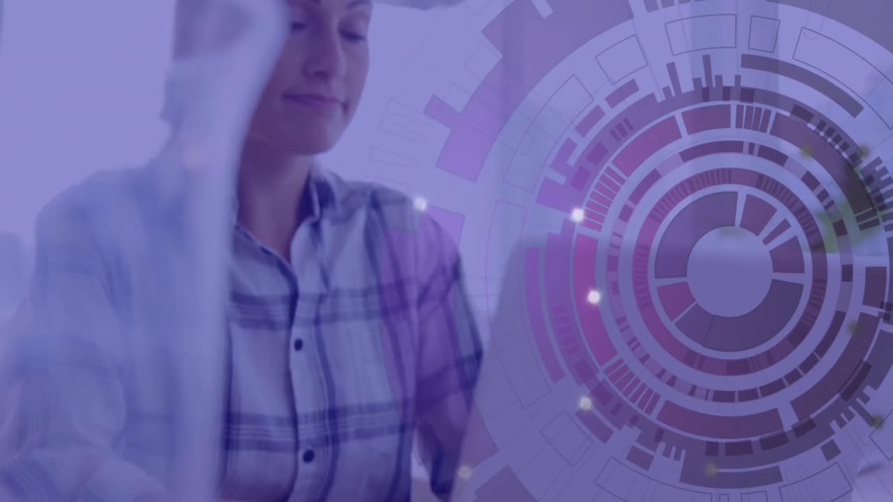 animación de círculos de carga sobre mujer caucásica sentada en una silla y trabajando en una computadora portátil