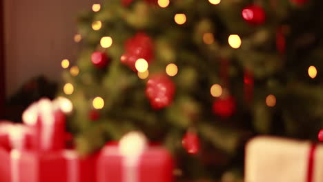 luces parpadeantes en el árbol de navidad fuera de foco