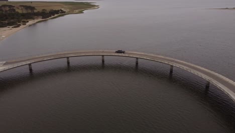 Die-Drohne-Folgt-Einem-Lastwagen,-Der-Die-Laguna-Garzon-Brücke-überquert