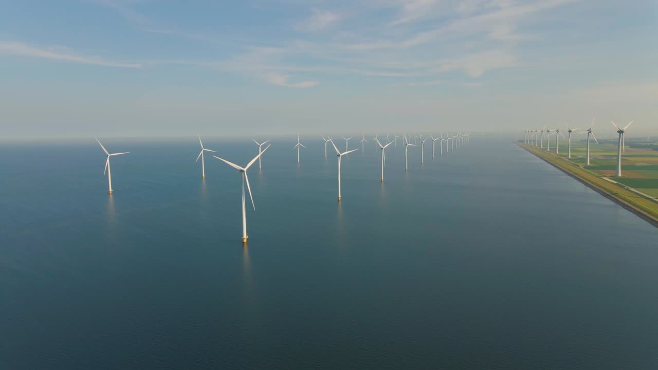 enormes turbinas de molino de viento, granja de molino del viento en la costa en el océano westermeer parque de viento, molinos de viento aislados en el mar en un hermoso día brillante países bajos flevoland noordoostpolder