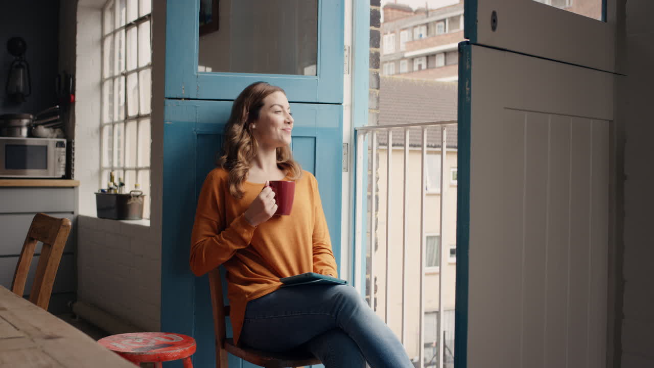 café de la mañana para una mujer feliz en casa usando una tableta digital