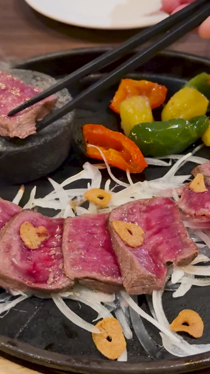 뜨거운 돌 위 에 고기 조각 을 는 것