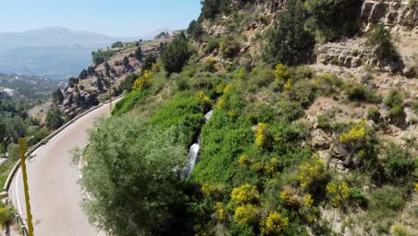 Wadi-Kannoubine,-Líbano---Vista-De-Una-Pequeña-Cascada-En-La-Carretera-De-Montaña-Cubierta-De-Vegetación