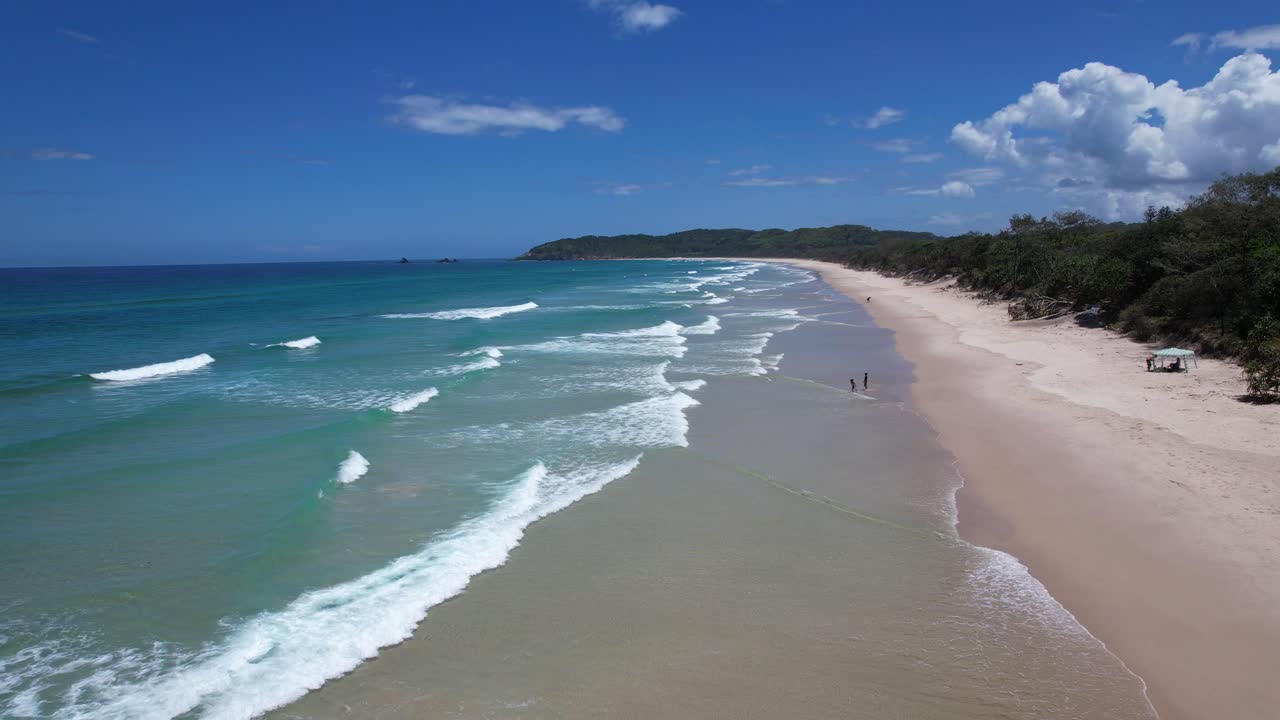 Tallows Beach: beleza costeira onde a terra encontra o mar, Northern Rivers, NSW, Austrália – tomada com drone