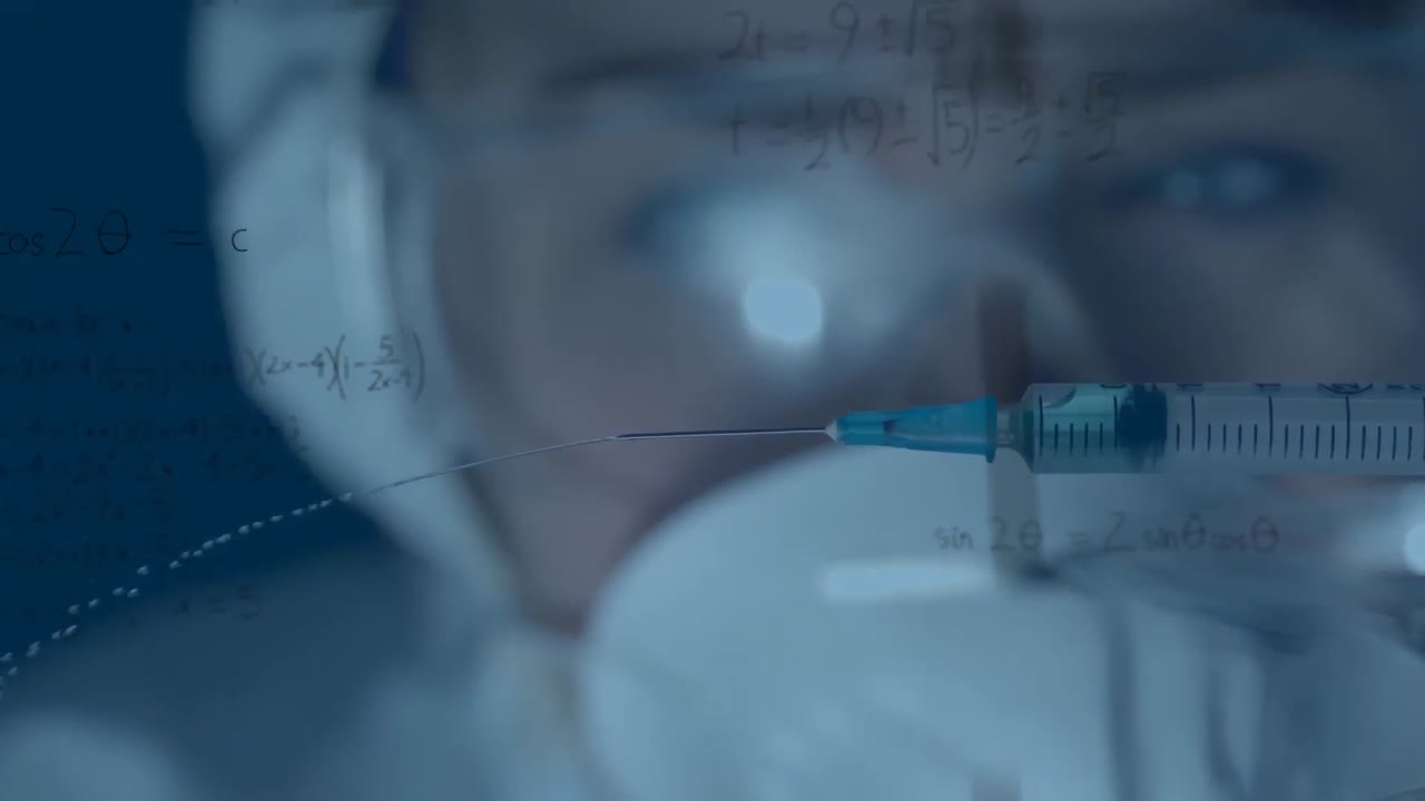 Animazione di equazioni matematiche su scienziata che tiene una siringa