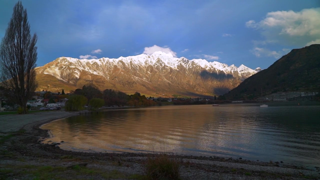 Musim Dingin, Pantai Frankton, Senja Keemasan, Matahari Terbenam, Danau Wakatipu, Queenstown, Selandia Baru, Pulau Selatan, Glenorchy, Pemandangan, Puncak Bersalju, Resor Ski The Remarkables, Pagi, Berawan, Kabut, Hujan, Kelvin Heights