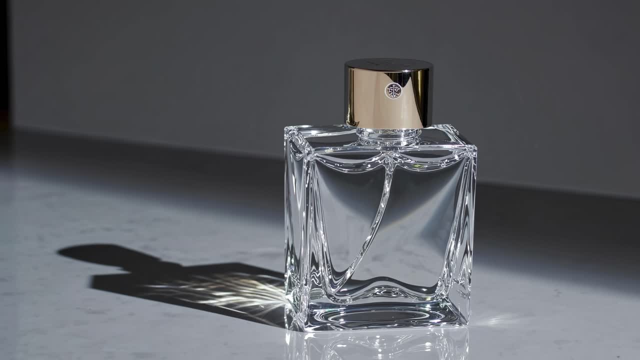 Elegante flacone di profumo su una superficie di marmo, ripreso da una angolazione dal basso
