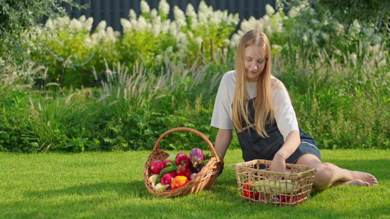 mujer cosechando verduras en un jardín