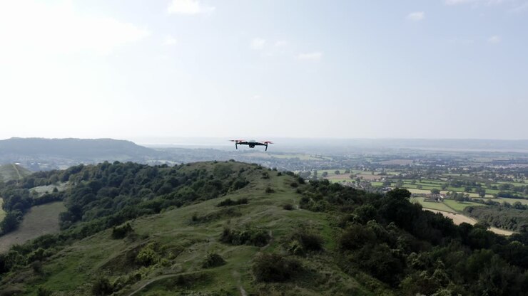 VISTA AEREA - Un drone riprende sopra le splendide colline vicino a Uley, Cotswolds, Inghilterra.