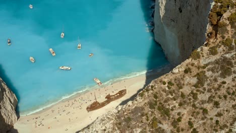 Revelación-Aérea-De-La-Cala-De-Los-Contrabandistas-De-La-Playa-Del-Naufragio-En-Grecia