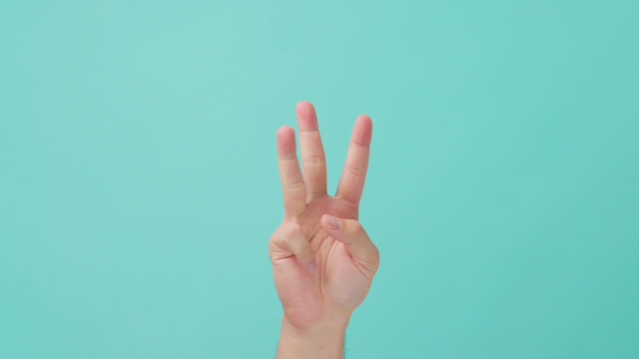 손가락으로 1부터 5까지 숫자를 세는 손짓을 하는 인간 손의 근접 촬영. 손바닥 손을 사용하여 세마포르 또는 표시를 만드는 사람. 배경에 고립 된 파란 화면에서 볼 수 있습니다.