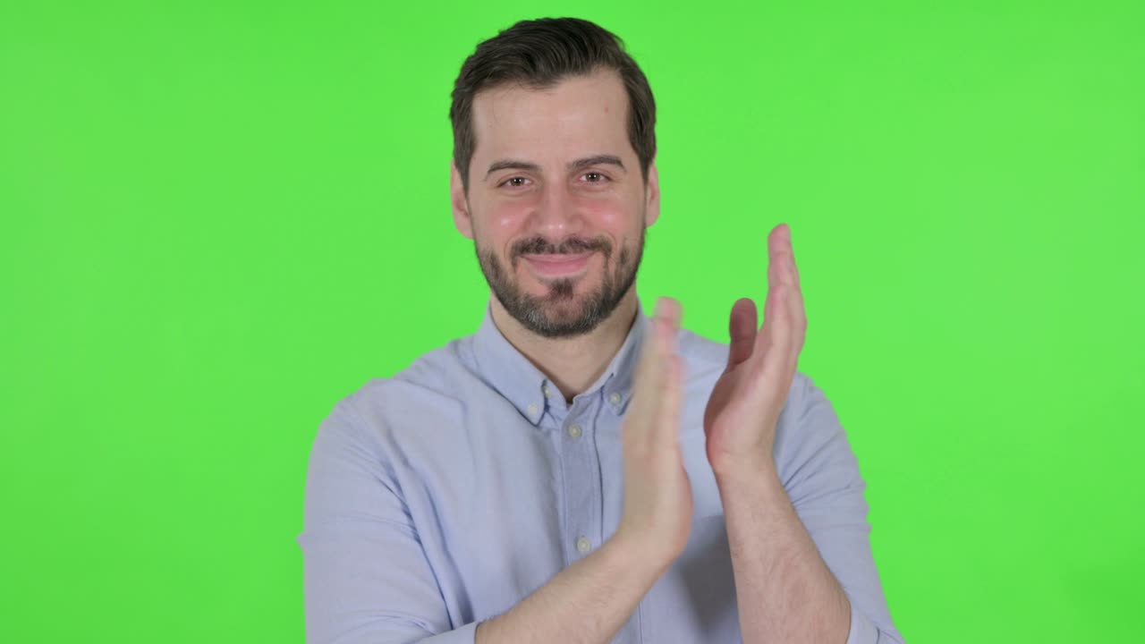 hombre feliz aplaudiendo, aplaudiendo con fondo verde