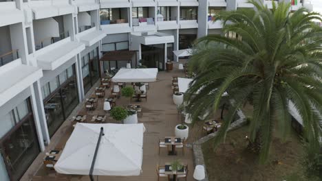 restaurante vacío al aire libre en el hotel con mesas y sombrilla