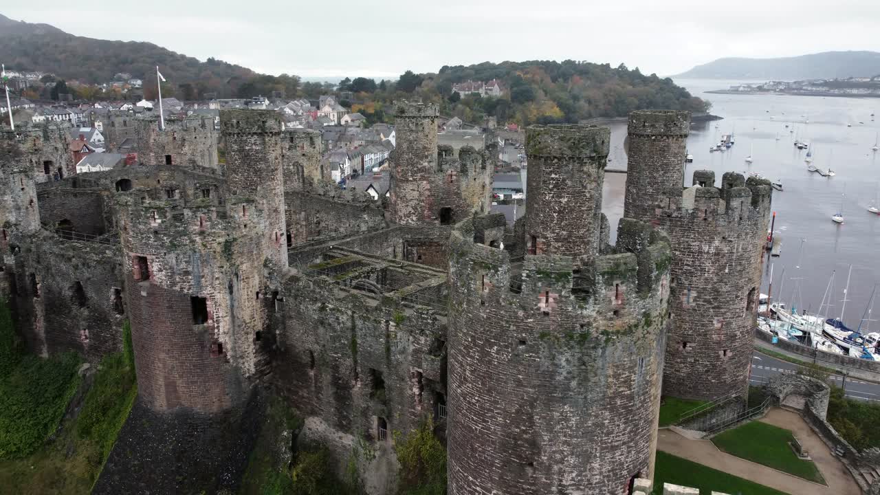 유서 깊은 콘위 성(conwy castle) 랜드마크 타운 파멸 돌담 흉벽 관광 명소의 조감도 왼쪽으로 내려감