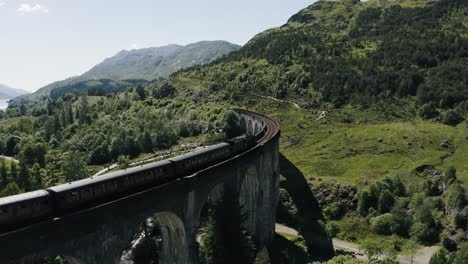 disparo de un dron siguiendo un tren en el histórico viaducto de glenfinnan en escocia