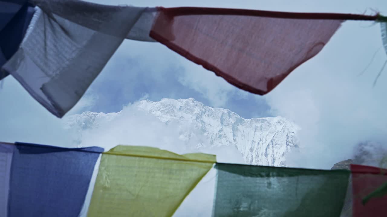 banderas de oración en las montañas nevadas de nepal, de cerca banderas de oración budistas tibetanas coloridas en el himalaya soplando en el viento en annapurna, símbolo religioso colorido del budismo en la naturaleza