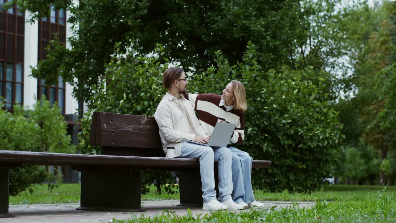 공원 에서 일 하고 휴식을 취 하는 부부