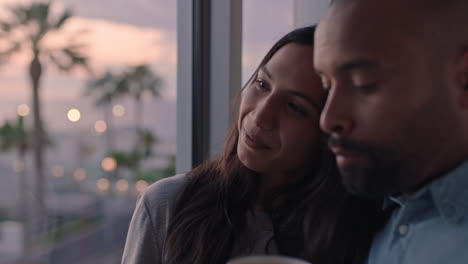 pareja feliz abrazándose mirando por la ventana relajándose en casa compartiendo una conexión íntima disfrutando de la hermosa vista al atardecer planeando el futuro juntos
