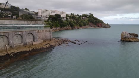 Ocean-Coastline-of-City-of-Torquay,-Devon,-England---Aerial-Establishing