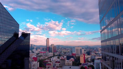 Paisaje-Urbano-Con-Drones-Entre-Edificios-Altos-En-México-Luz-De-La-Mañana-Cielo-Nublado-Vista-Clara-Amanecer