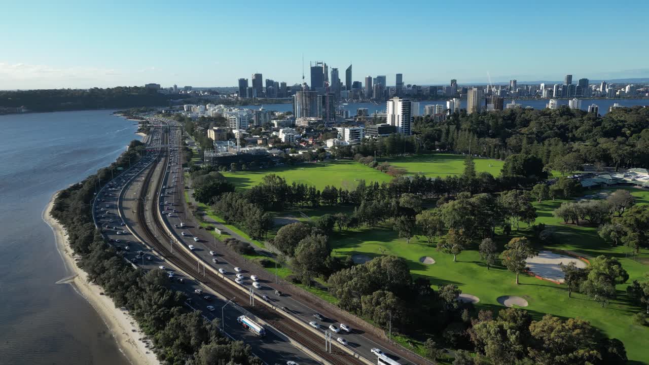 tráfico en la autopista en la hermosa puesta de sol, ciudad de perth, australia occidental