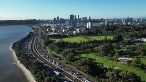 tráfico en la autopista en la hermosa puesta de sol, ciudad de perth, australia occidental