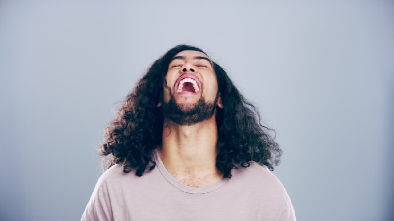 Uomo che ride con capelli ricci