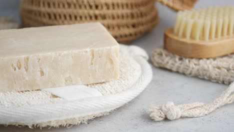 jabón natural y accesorios para el baño