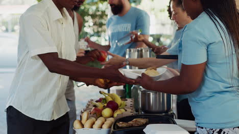 los voluntarios sirven comidas a los necesitados