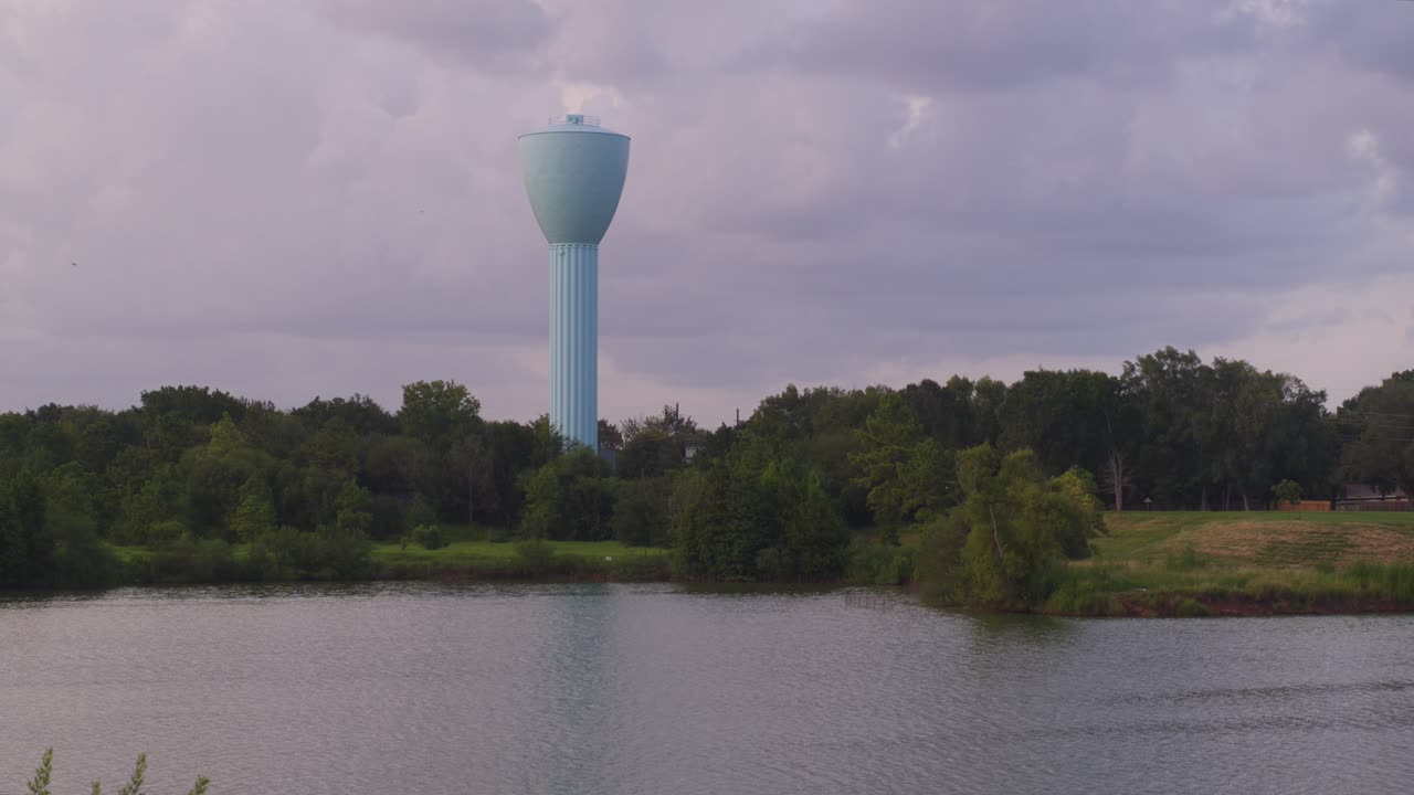 Drohnen-Luftaufnahme des Brays Bayou in Alief, Houston, Texas.