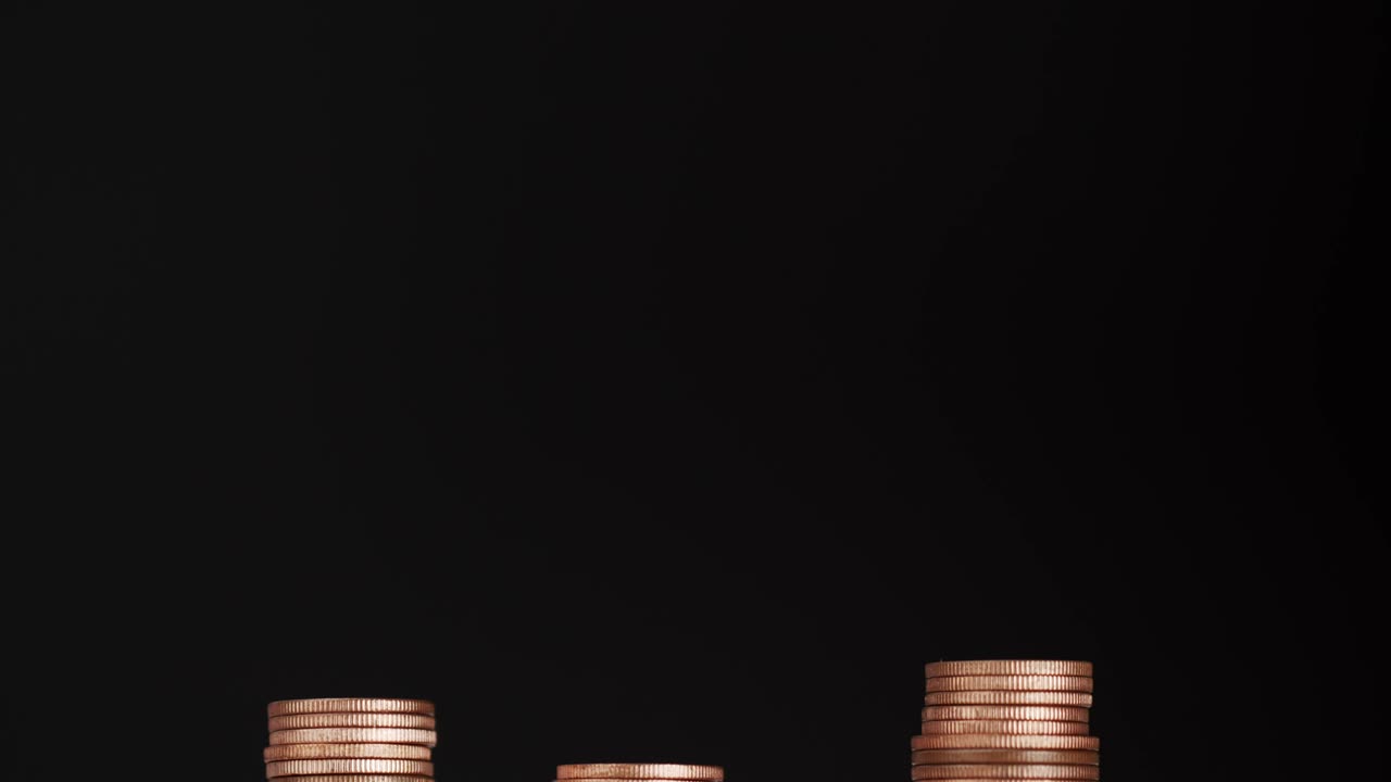 recogiendo monedas y apilando montones de monedas.