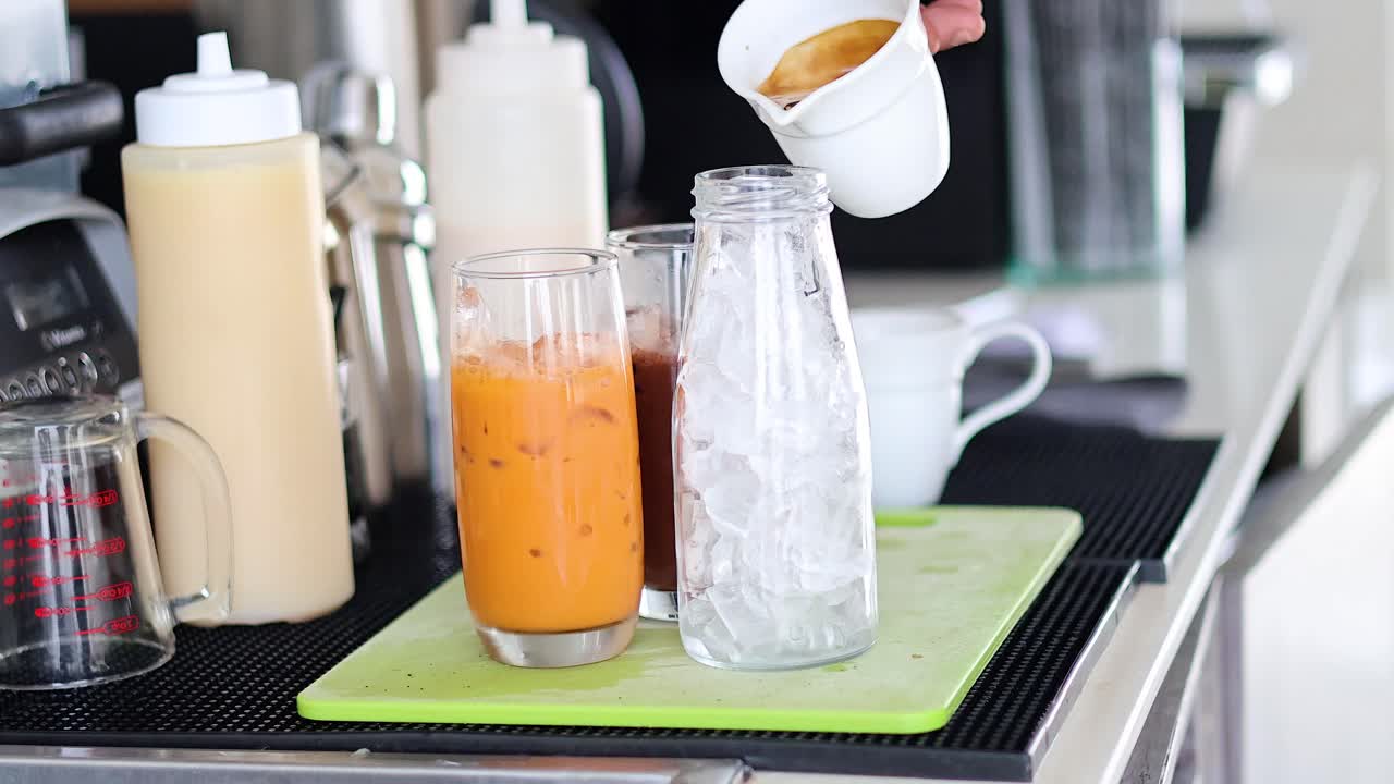 얼음 커피에 우유를 는 순서