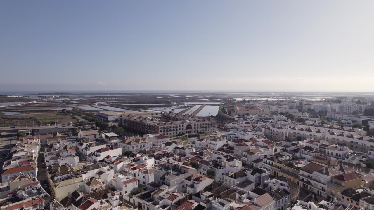 vista panorámica de tavira desde arriba, tranquilo paisaje urbano en el algarve, órbita aérea