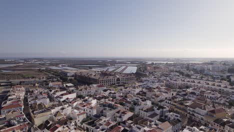 塔維拉 (tavira) 景觀,阿爾加維 (algarve) 的安靜城市景觀,空中軌道
