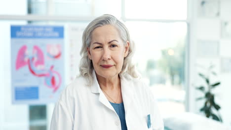 feliz, sonrisa y rostro de médico sénior