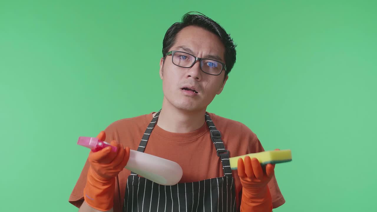 hombre de limpieza con suministros de limpia